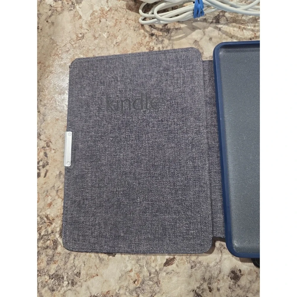 Amazon Kindle DP75SDI 3GB 7th Generation WiFi Bundle